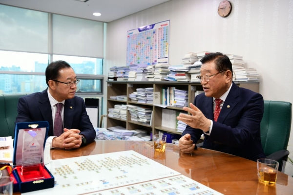 김석환 홍성군수 예결위 방문 국비확보 건의 모습