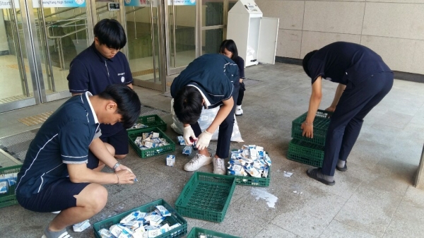청양고 학생들 재활용품 수거보상으로 화장지 기부