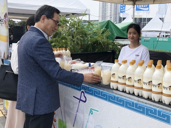 캄보디아 물축제 연계 한국관에 참가한 막걸리업체