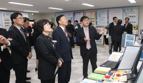 제9회 연구학교 박람회장을 둘러보는 설 교육감