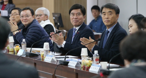 간담회를 주재하고 있는 황인호 동구청장 모습