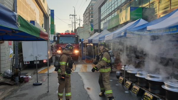 19일 유성시장에서 유성구와 유성소방서가 합동으로 유성장날 소방통로 확보훈련을 하고 있다.