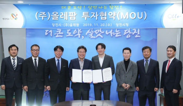 올레팜 투자협약 (왼쪽 김홍장 시장 오른쪽 마이클 안 올레팜 대표이사)