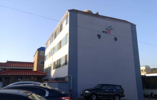 공동주택 지원사업 대상 건물 외부 도장 모습.