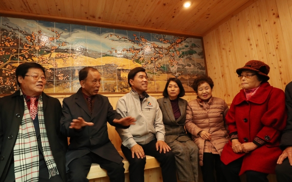 황인호 동구청장을 비롯한 행사 참석자들이 건강관리실을 둘러보고 있다