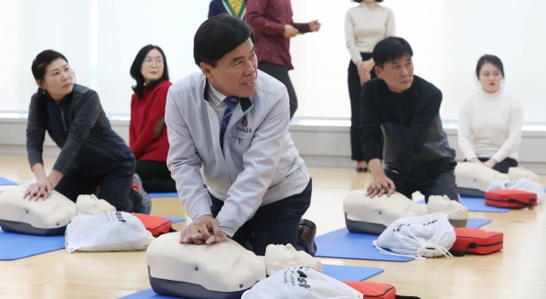 20일 가오도서관 시청각실에서 열린 공공일자리사업 심폐소생술 교육에서 시민들이 심폐소생술을 배워보고 있다