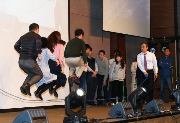지난 19일 호텔 ICC에서 열린 ‘유성구 공무원 노사 화합의 밤 행사’에서 정용래 유성구청장과 직원들이 단체 줄넘기를 하고 있다