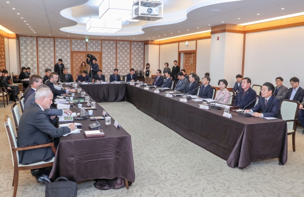 덴마크 바이오산업 워크숍 (왼쪽 맨 앞에 앉아 있는 사람은 아이너 헤보고르 옌센 주한 덴마크 대사, 오른쪽 맨 앞 김홍장 시장).