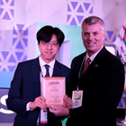 유현욱(왼쪽) 배재대 관광축제리조트경영학과 학생이 지난달 열린 미국 윌리엄스버그시에서 개최된 피너클어워드 시상식에서 수상하고 있다.