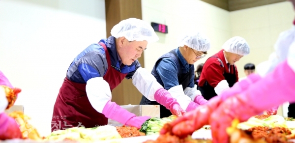 김지철 충남교육감이 아동 공동생활 가정에 전달할 김장김치를 버무리고 있다.