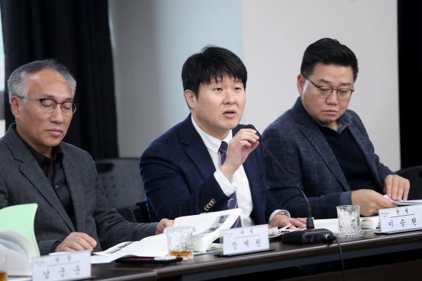 21일 서구청 장태산실에서 실·국장과 부서장, 공약이행평가단과 주민정책참여단 등 50여 명이 참석한 가운데 열린 ‘민선7기 공약사업 추진상황 보고회’