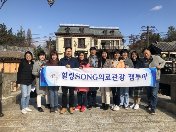 지난 19일, 전국 지자체에 파견근무 중인 중국 공무원 8명이 논산 선샤인랜드를 방문한 후 기념촬영을 하고 있다