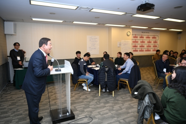 황선봉 군수가 선후배 공무원 멘토링 교육에서 인사말씀을 하는 모습