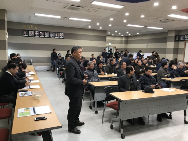 천안시와 천안테크노파크 주식회사가 지난 21일 오후 직산읍 행정복지센터에서 천안테크노파트 일반산업단지 조성사업 관련 주민 의견 청취 및 합동설명회를 진행하고 있는 모습.