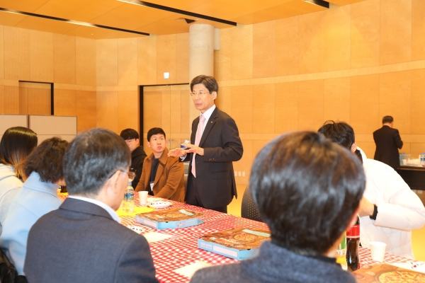 22일 대학 30주년기념관 10층 중회의실에서 HRC 야간순찰봉사단 및 청소도우미 학생 13명을 초청해 격려의 시간을 가졌다.