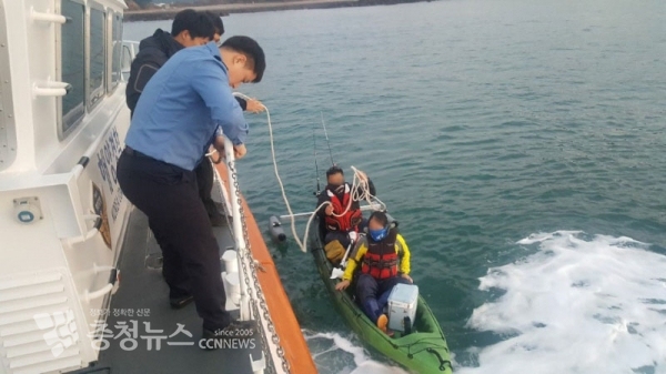 배터리 방전으로 표류하던 카약 탑승자 2명을 신고받고 출동한 해양경찰이 구조하고 있다. (사진=태안해양경찰서 제공)
