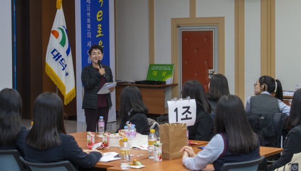 청소년 정책제안에 대한 검토 내용을 직접 전달하는 박정현 대덕구청장