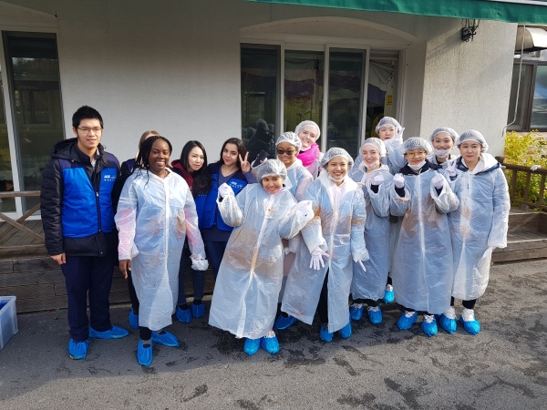 배재대 학생들과 한국어교육원 외국인 유학생들이 23일 대전 서구 아동 보육시설 후생학원에서 김장봉사를 한 뒤 기념사진을 촬영하고 있다