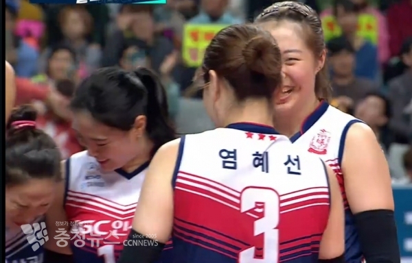 승리를 기뻐하는 인삼공사 선수들 / 충청뉴스 최형순 기자