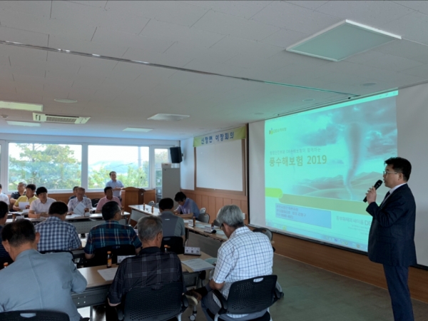 신창면 행정복지센터에서 풍수해보험 현장설명회를 진행하고 있다.