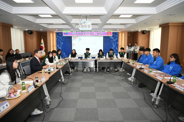 황선봉 군수(사진 왼쪽 가운데)가 청소년들과 대화하는 모습