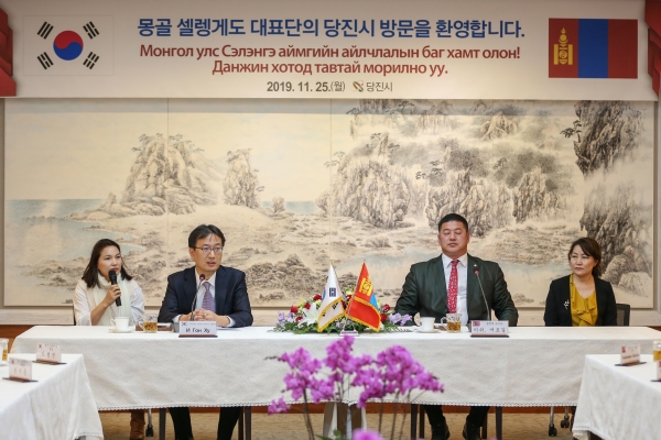 셀렝게도 도지사 일행 공식접견 사진(사진 왼쪽 이건호 부시장 오른쪽 이쉬 어르길 도지사)