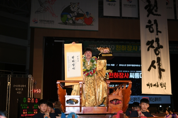 장성우 선수가 가마를 탄 모습