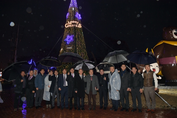 공주시 성탄트리 점등식(강북사거리) 참가자 단체사진