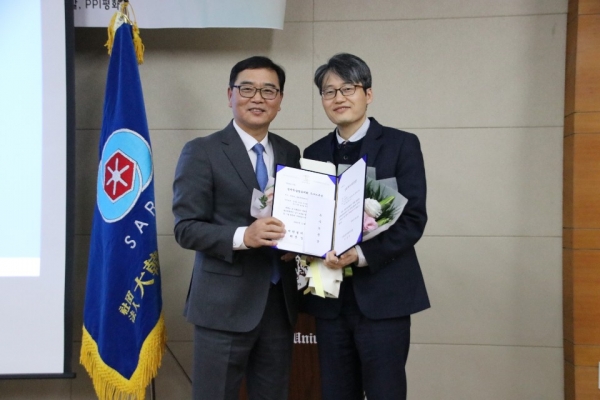 윤린 교수(오른쪽)가 최우수 논문상으로 산업통상자원부 장관상을 수상하고 기념촬영을 하고 있다.