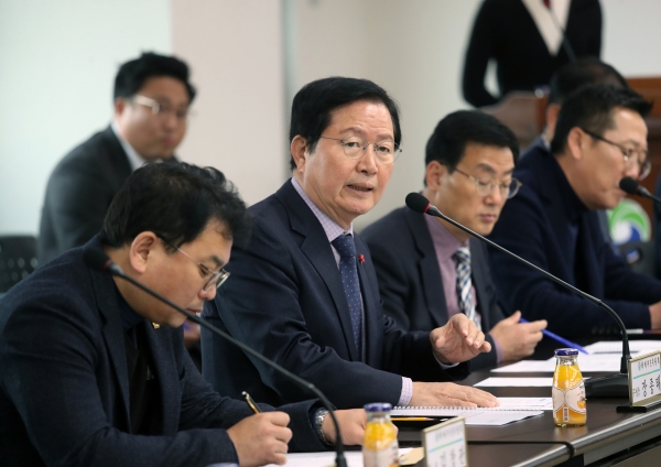 2020 ‘대전 서구힐링 아트페스티벌’의 성공적 개최를 위한 서구축제추진위원회를 지난 25일 서구청 장태산실에서 위원 및 관계자 30여명이 참석한 가운데 개최했다.