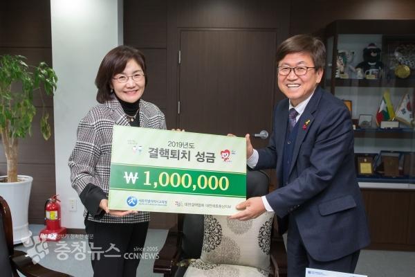 최교진 세종시교육감(사진 오른쪽)이 남상현 대한결핵협회 대전세종충남지부 회장(사진 왼쪽)에게 성금을 전달하고 있다.