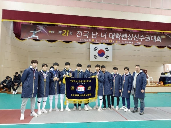 펜싱부 선수들이 대회가 끝난 후 단체사진을 촬영 중에 있다.