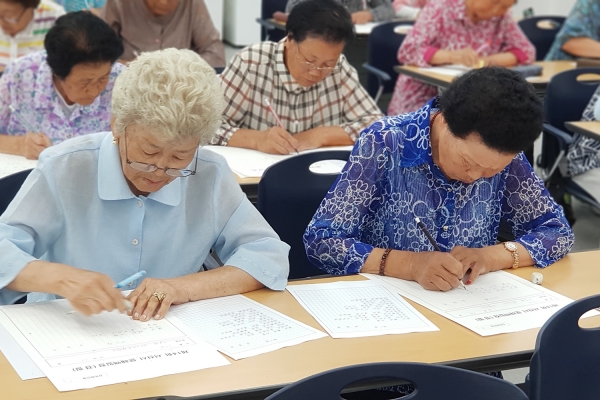 지난 8월 열린 서산시 마을학교 문해 백일장 모습