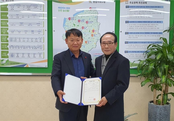 아산로컬푸드 인증 1호 농가 탄생(좌부터 박승우 아산시농업기술센터 소장, 선장면 신동리 박윤규(75)씨 농가)