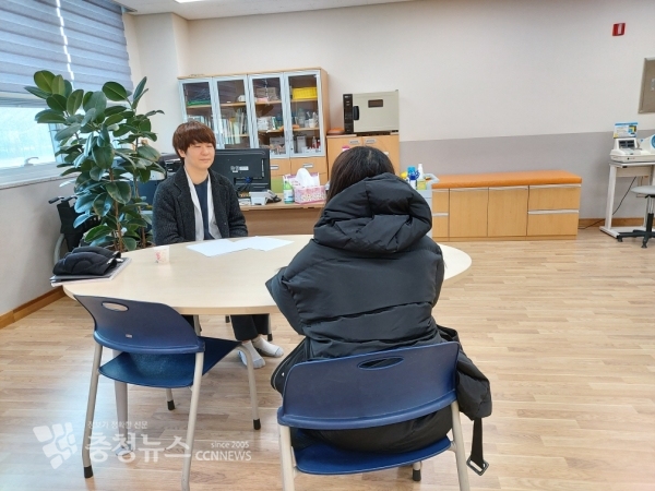 국립공주병원 이준희 전문의가 세종시 한 학생을 대상으로 상담을 진행하고 있는 장면