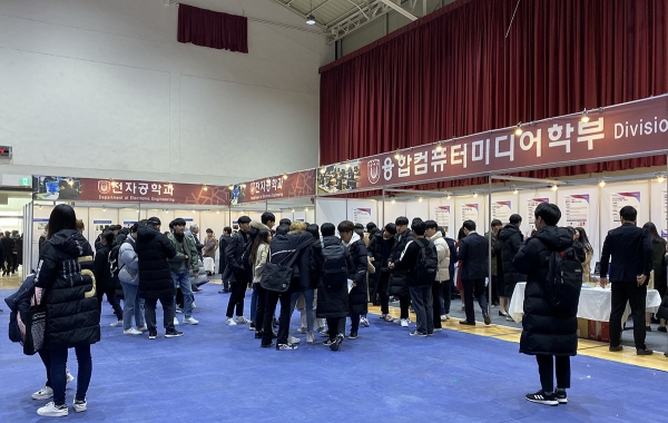 공과대학 연합 작품전시회에 학생들이 호기심과 관심을 갖고 둘러보고 있다