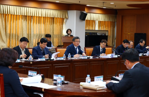 26일 구청 대회의실에서 열린 ‘2019년 마을축제 평가토론회’에서 정용래 유성구청장이 토론회를 주재하고 있다