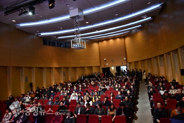 북콘서트 행사장을 찾은 관객들.