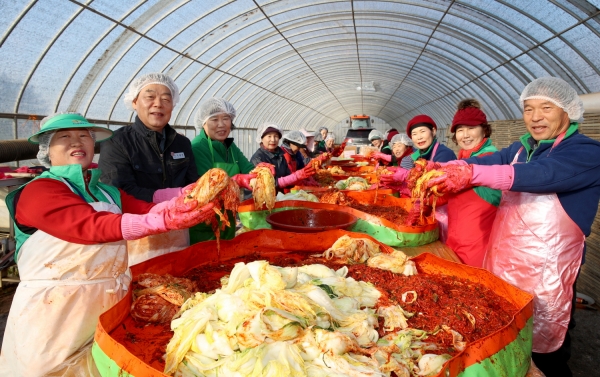 지난 26일 근흥면에서 열린 ‘새마을운동 태안군지회 사랑의 김장나누기’ 행사 모습