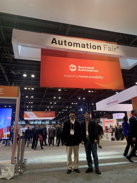 2019 오토메이션 페어에 참여한 (좌)김우현, (우)나성민 학생이 기념촬영을 하고 있다.