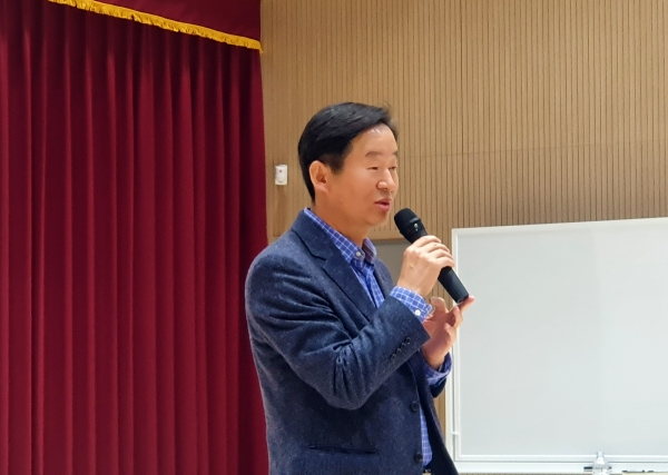 이창재 한국산림복지진흥원장이 27일 대전 유성구 성북동 소재 국립대전숲체원에서 열린 '사회적 가치 및 혁신 추진력 강화를 위한 보직자 공동연수'에서 인사말을 하고 있다