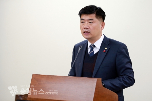 맹의석의원이 조례취지를 설명하고 있다.