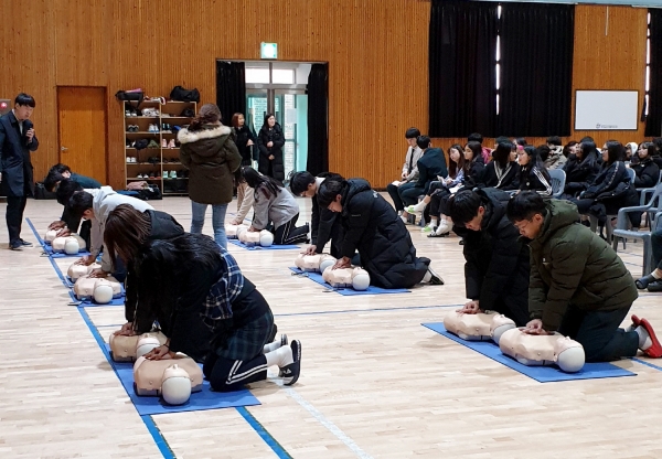 지난 27일 태안고등학교 강당에서 태안고등학교 1학년 140명을 대상으로 실시한 ‘2019년 응급처치 및 심폐소생술 교육’ 모습.