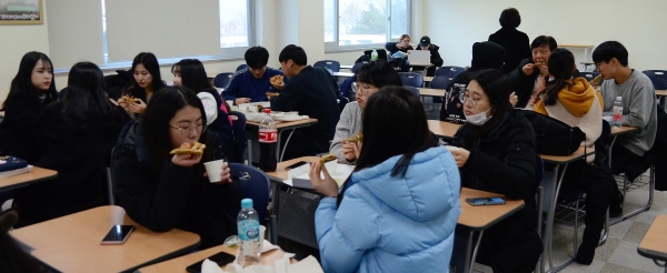 박성태(오른쪽 세번째) 배재대학교 대외협력부총장이 27일 ‘총장님이 쏜다’ 이벤트로 간호학과를 방문해 학생들과 피자를 먹고 있다