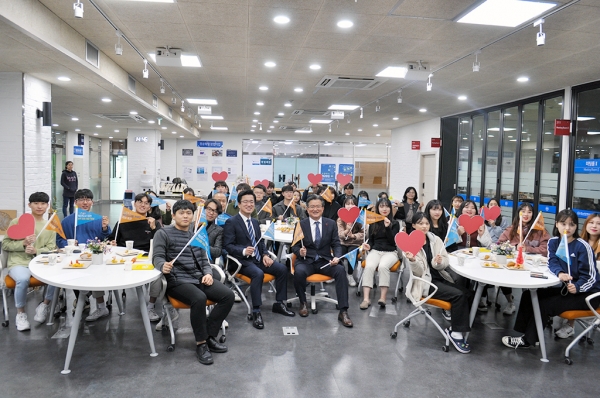 간담회 후 허태정시장과 정용래 유성구청장과 참석학생들 단체사진