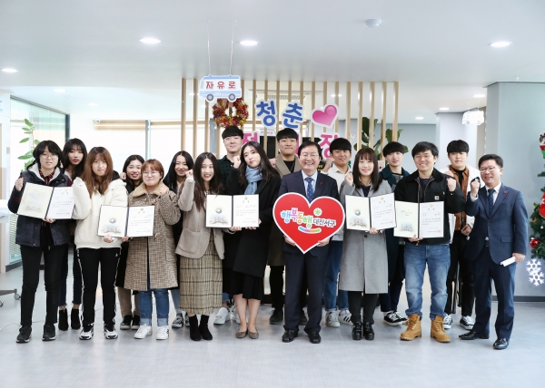 대전 서구는 대전 방문의 해를 맞아 서구 명소 홍보를 위해 실시한 ‘2019 대전 서구 홍보 콘텐츠 공모전’ 시상식을 28일 청춘정거장에서 했다