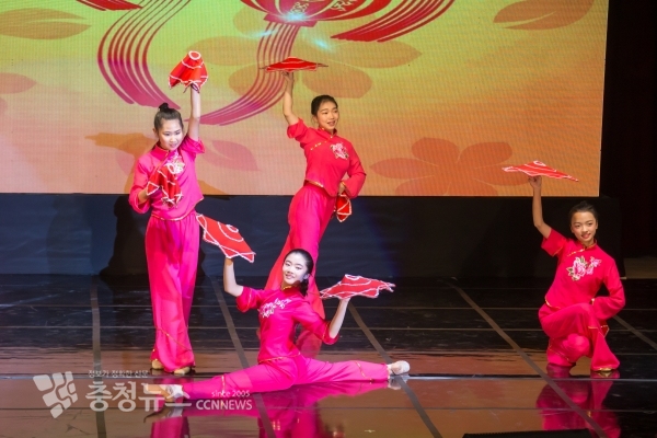 북경시 학생들이 중국 전통춤과 경극 솜씨를 뽐내고 있다.