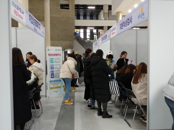 여대생들이 취업 Festival 지문적성검사와 취업성공패키지 등에 관심을 가지고 참여하고 있다.