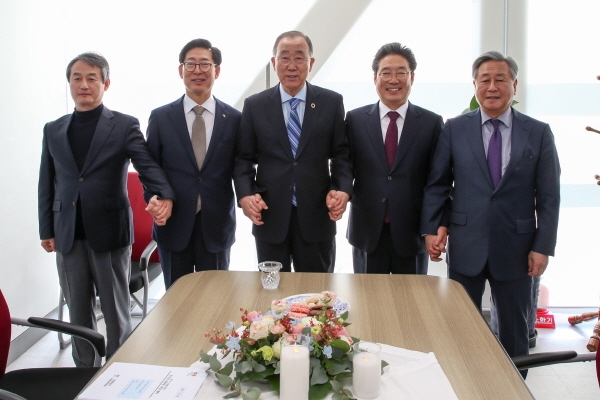 왼쪽부터 양승조 도지사, 반기문 위원장, 김홍장 시장