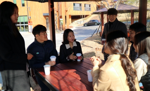 한국산림복지진흥원의 젊은 직원들이 29일 대전 유성구 성북동에 위치한 국립대전숲체원에서 창의적인 아이디어 발굴을 위한 토의를 하고있다.